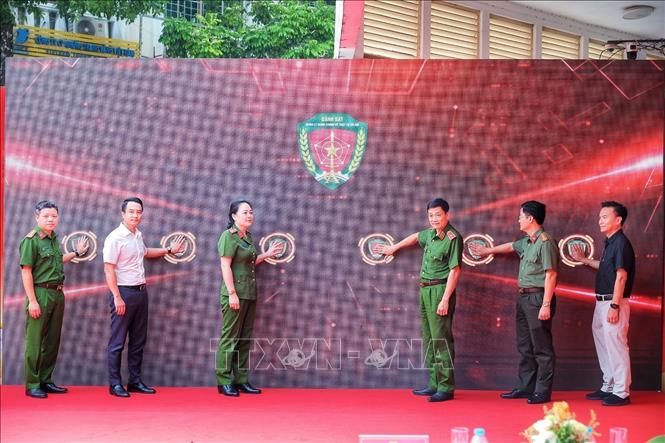 Các đại biểu thực hiện nghi thức ra mắt triển khai thí điểm mô hình Kiosk “Trạm Cảnh sát thông minh”. (Ảnh: Phạm Tuấn Anh/TTXVN)